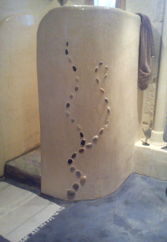 Trois enduits diffèrents pour la création d'une salle de bain