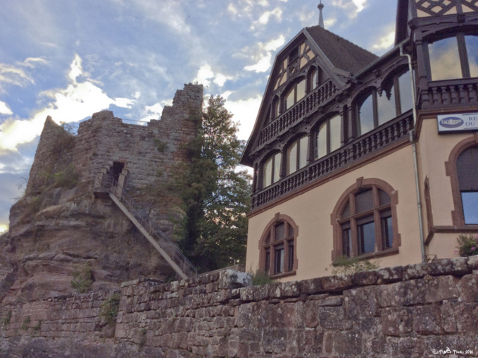 Un château-roche en Alsace Un château-roche en Alsace