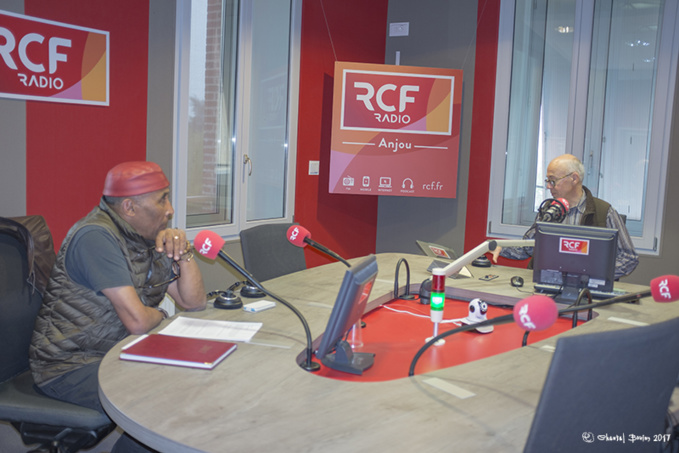 Allo ? Radio-troglo ? Allo ? Radio-troglo ?