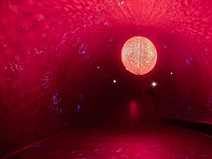 Le géant et les mondes de cristal de Swarovski Le géant et les mondes de cristal de Swarovski