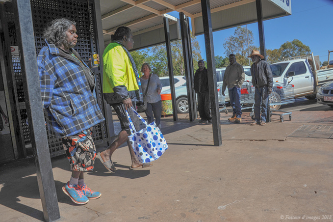 Troglodyte Dundee, les Aborigènes, une culture menacée (2) Troglodyte Dundee, les Aborigènes, une culture menacée (2)