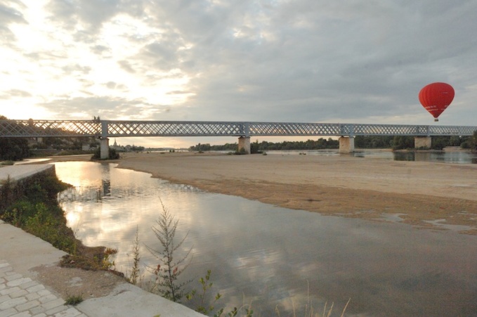 Drôle de couleur, cette montgolfière... Drôle de couleur, cette montgolfière...