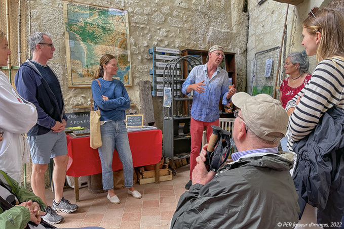 La Troglothèque à livre ouvert : Le vestibule La Troglothèque à livre ouvert : Le vestibule