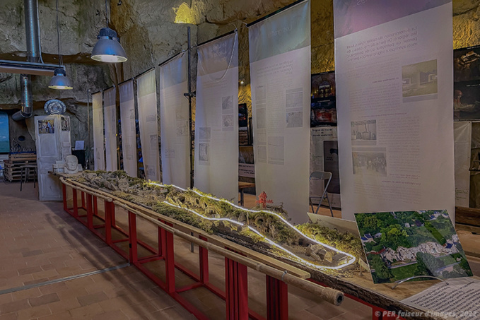 La Troglothèque à livre ouvert : Le vestibule La Troglothèque à livre ouvert : Le vestibule