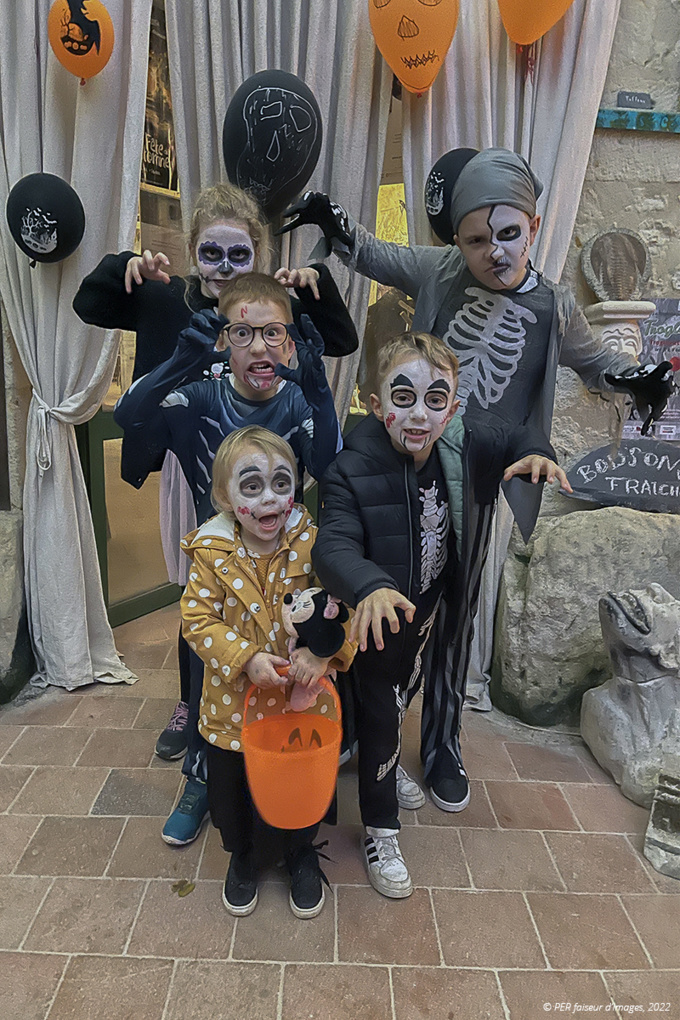 Halloween ... Trogloween, Troglowin ! Halloween ... Trogloween, Troglowin !