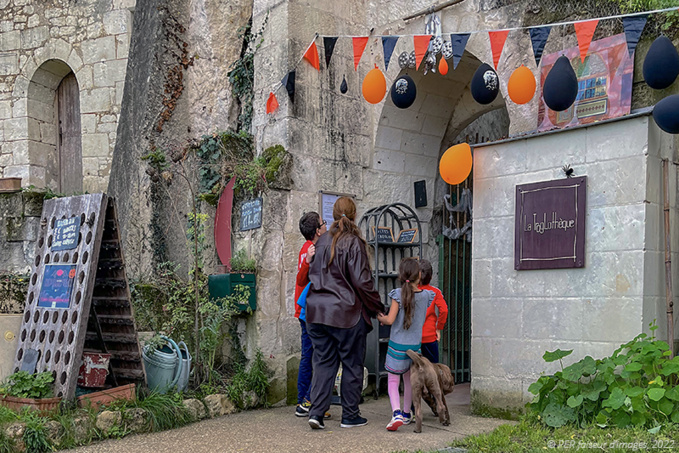 Halloween ... Trogloween, Troglowin ! Halloween ... Trogloween, Troglowin !